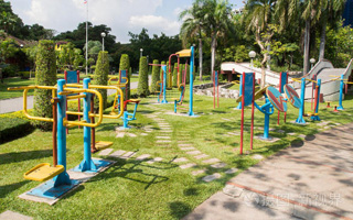 你是否想过，一扇窗也能成为家的“隐形防护罩”？在2025年这个健康与品质并重的时代，建材行业正以前所未有的速度迭代升级，从艺术涂料到系统门窗，从环保板材到智能五金，每一件新品背后都藏着对美好生活的极致追求。而这一切，正在中国建材网的海量资讯中高频上演。